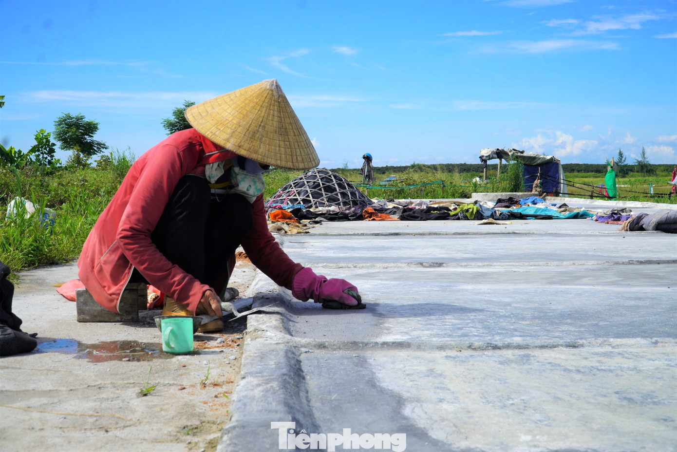 “Trước đây, vào mùa nắng, cả cánh đồng muối đông nghịt người. Giờ thì chỉ lác đác vài bóng dáng của người già vì không kiếm được công việc khác. Nghề muối vất vả, đầu ra khó nên không ai mặn mà gì với nghề. Giờ còn có người làm, nhưng thời gian nữa chắc không có ai theo nghề nữa”, một người dân làm nghề muối chia sẻ.