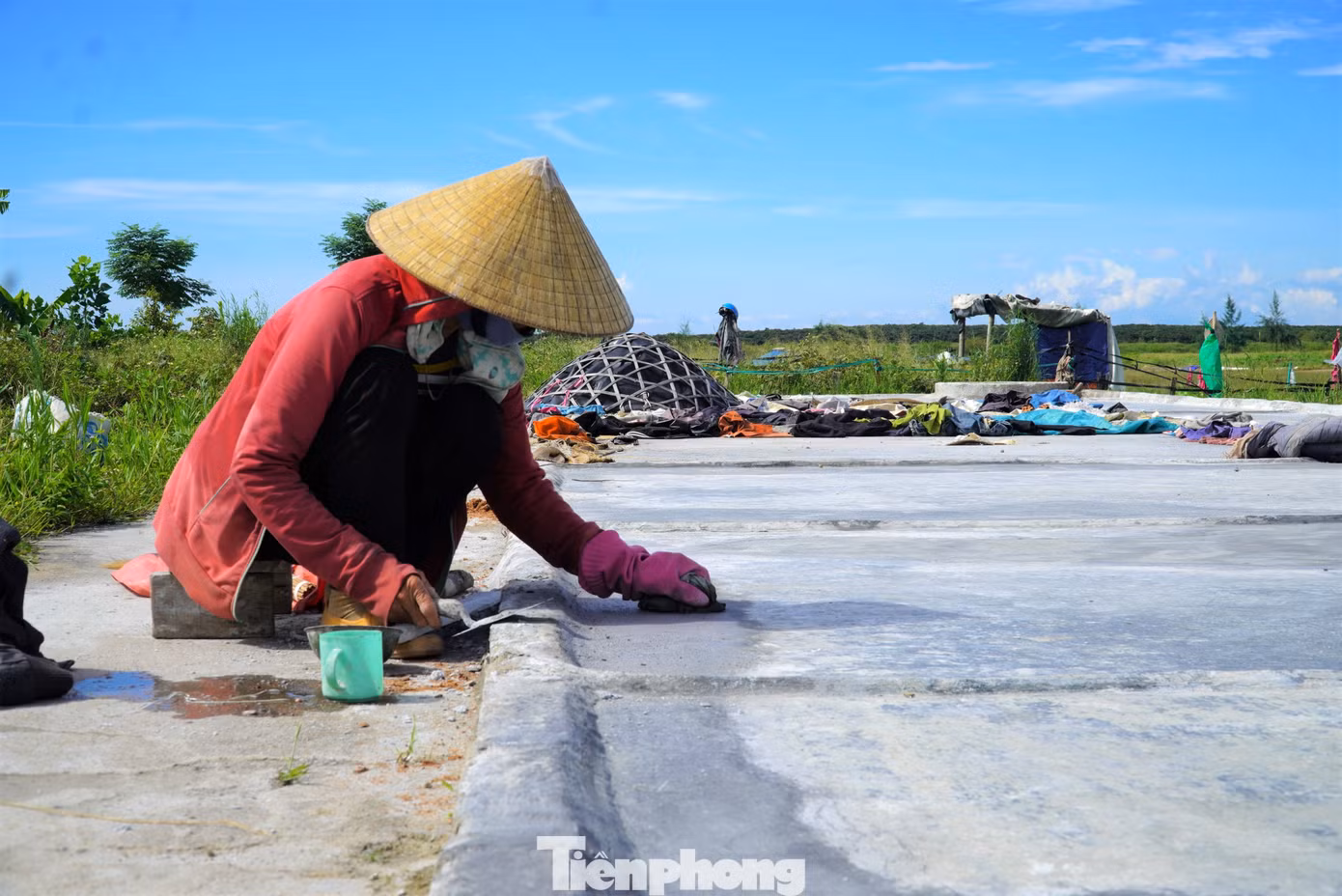 “Trước đây, vào mùa nắng, cả cánh đồng muối đông nghịt người. Giờ thì chỉ lác đác vài bóng dáng của người già vì không kiếm được công việc khác. Nghề muối vất vả, đầu ra khó nên không ai mặn mà gì với nghề. Giờ còn có người làm, nhưng thời gian nữa chắc không có ai theo nghề nữa”, một người dân làm nghề muối chia sẻ.