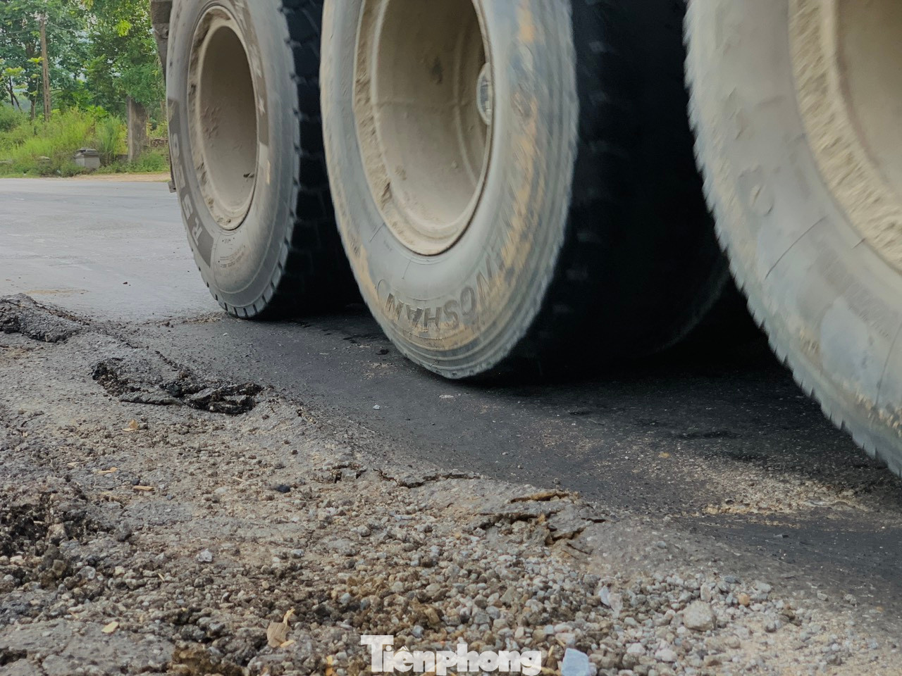 Đường nhấp nhô “sống trâu” gây nguy hiểm cho người tham gia giao thông.