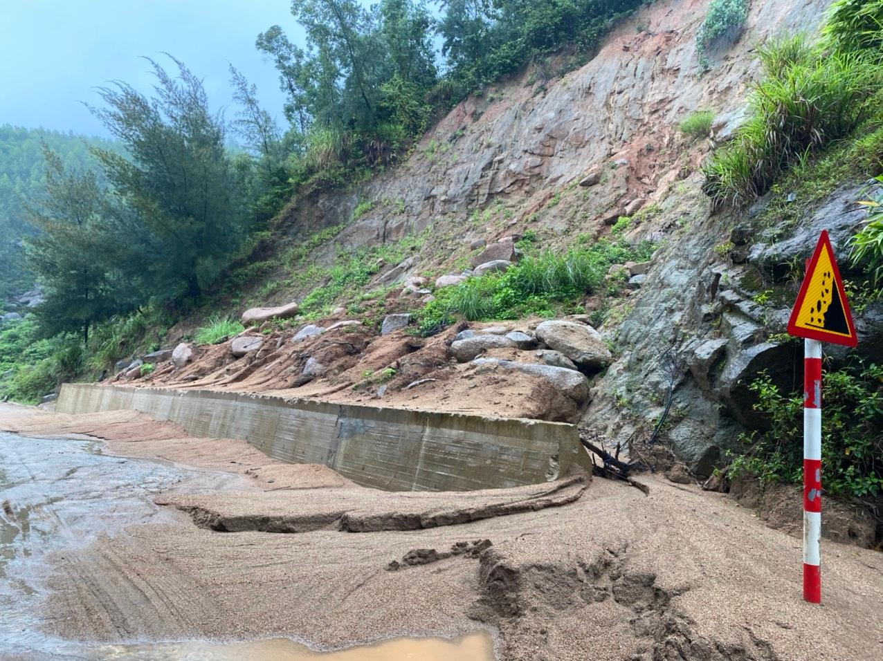 Do mưa lớn khiến số lượng đất, đá tràn xuống đường. Do mưa lớn khiến số lượng đất, đá tràn xuống đường.