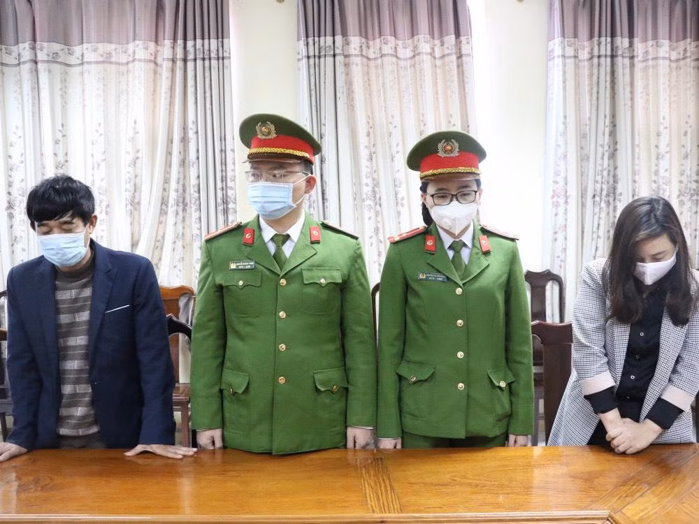 Vương Đức Hải và Nguyễn Thị Diễn bị khởi tố về hành vi mua bán trái phép hoá đơn. Vương Đức Hải và Nguyễn Thị Diễn bị khởi tố về hành vi mua bán trái phép hoá đơn.