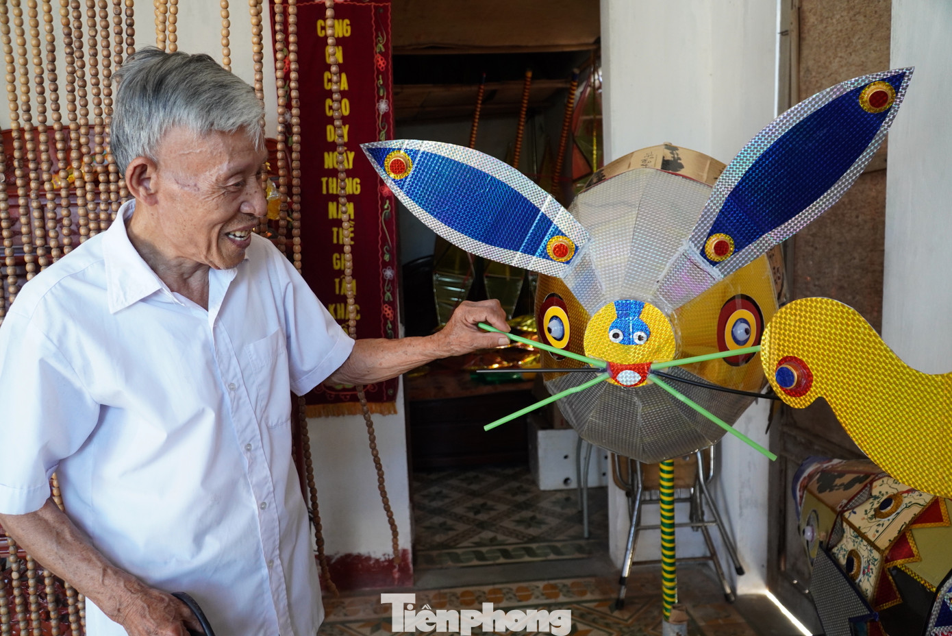 Ông Dũng từng có thời gian tham gia quân ngũ, chiến đấu ở chiến trường. Năm 1990 đến nay, ông Dũng bắt đầu làm đèn trung thu.