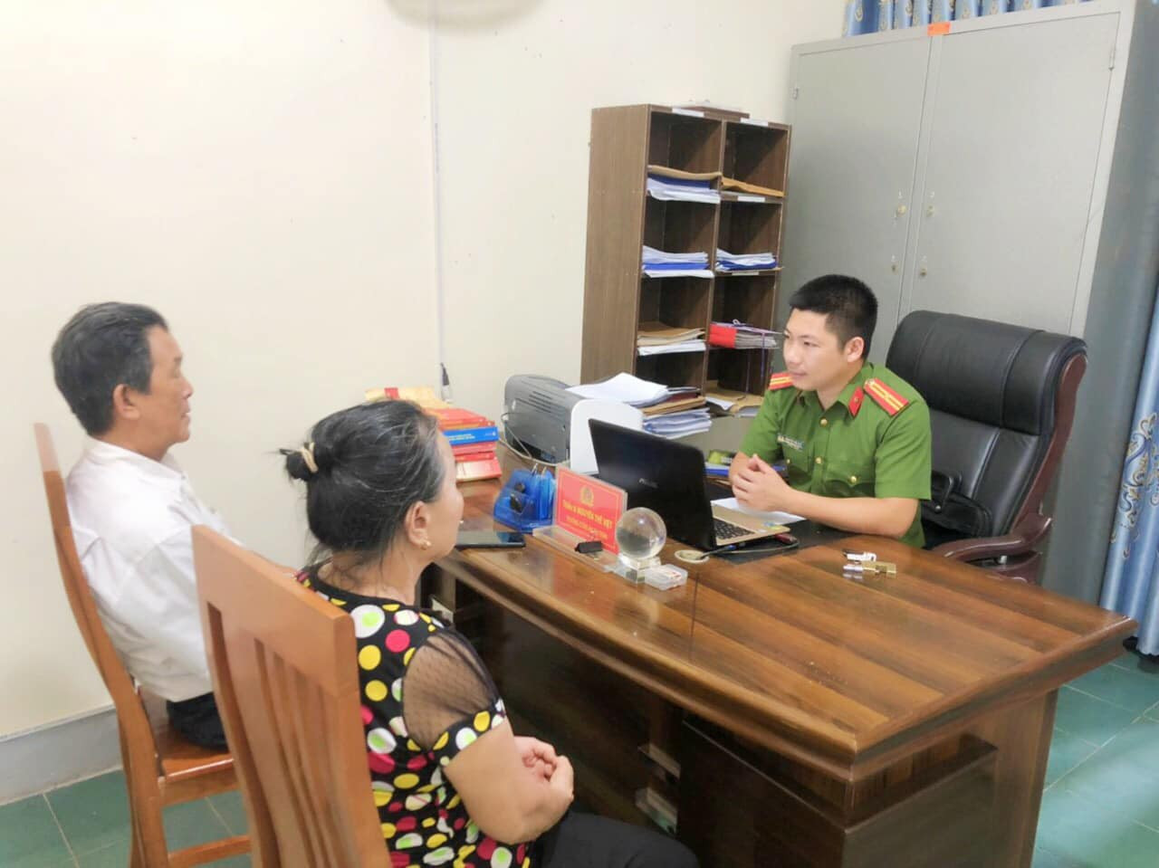 Vợ chồng ông K. đến trình báo sau khi bị kẻ lạ yêu cầu nộp 6 tỷ đồng.