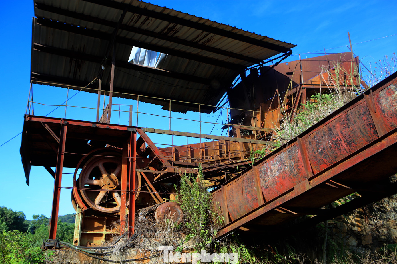 Khi không có đầu ra, Nhà máy tuyển quặng sắt Vũ Quang hoạt động cầm chừng. Đến năm 2012, nhà máy ngừng hoạt động do không có thêm kinh phí vì nợ xấu đã lên đến gần 100 tỷ đồng.