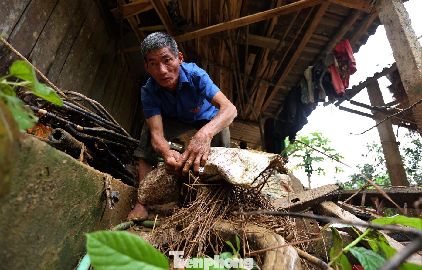 Nhiều người dân huyện Hương Khê thu dọn bùn, rác sau khi lũ rút.