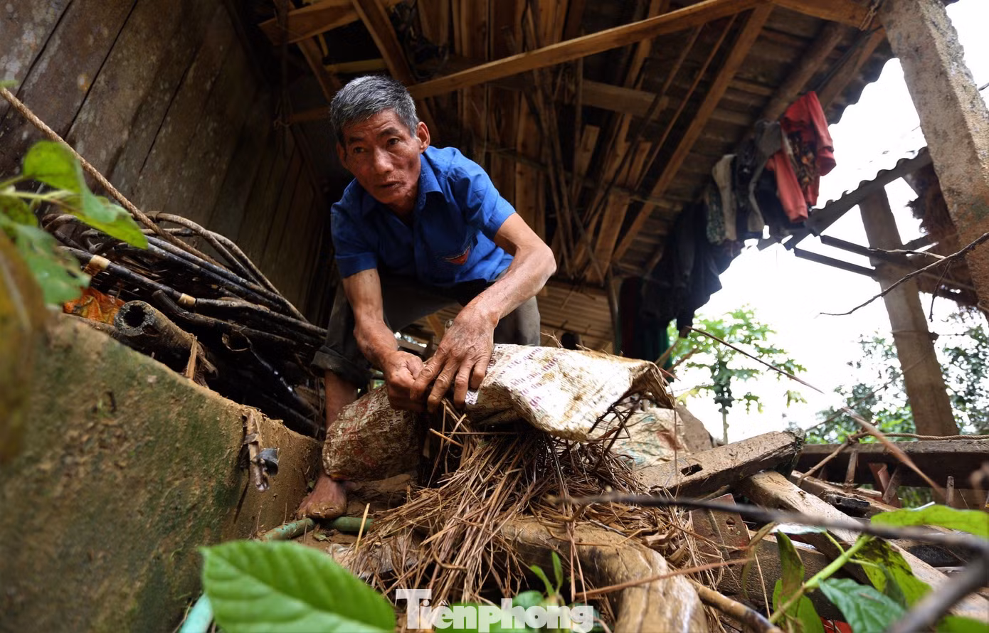 Nhiều người dân huyện Hương Khê thu dọn bùn, rác sau khi lũ rút.