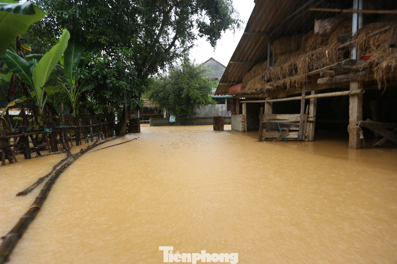 Theo báo cáo nhanh của Ban Chỉ huy phòng chống thiên tai và tìm kiếm cứu nạn tỉnh Hà Tĩnh, tại huyện Hương Khê có 5.494 hộ dân bị nước vào vườn; hàng chục điểm trường học, hội quán và bưu điện bị ngập; nhiều tuyến đường giao thông, cầu tràn bị ngập, sạt lở nghiêm trọng. Cũng tại huyện Hương Khê, mưa lũ đã khiến 2 người chết, 1 người mất tích, đang được lực lượng chức năng nỗ lực tìm kiếm.