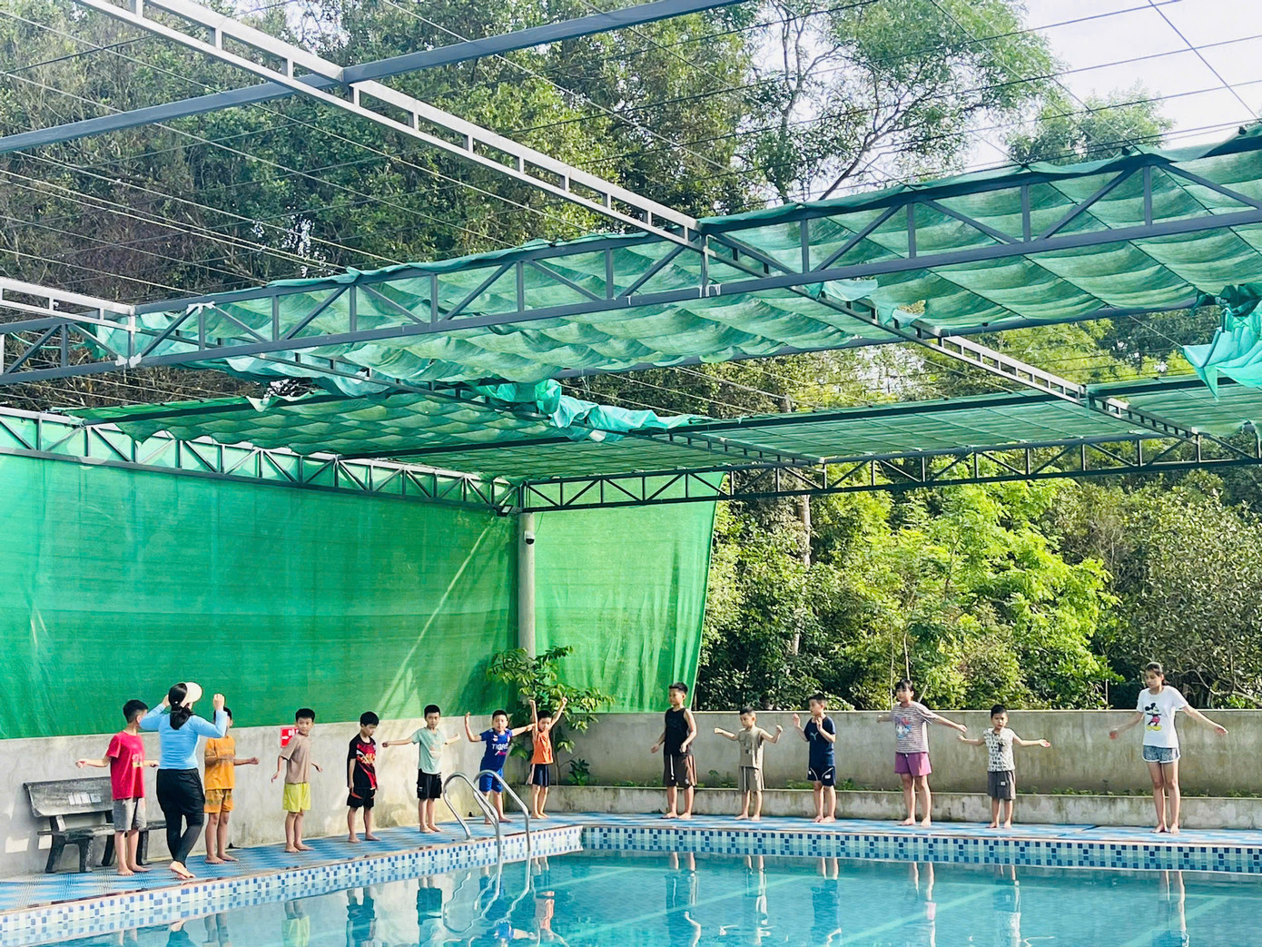 Được biết, trong toàn tỉnh Hà Tĩnh, mùa hè năm nay, tuổi trẻ các địa phương đã và đang triển khai hàng chục lớp dạy bơi miễn phí, với hàng nghìn thiếu nhi đăng ký.