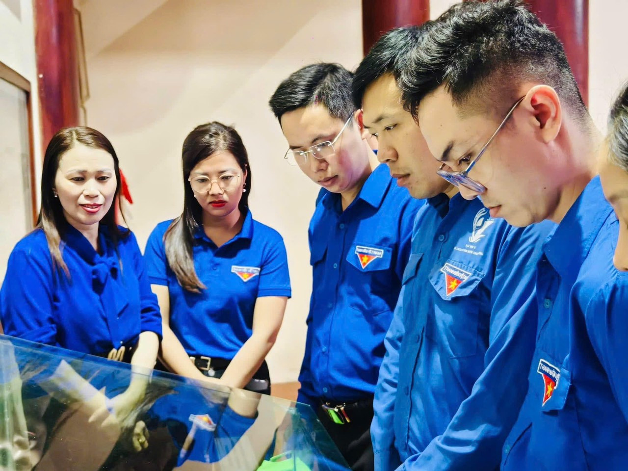 Chị Nga (ngoài cùng bên trái) hướng dẫn du khách đến Khu tưởng niệm anh Lý Tự Trọng.