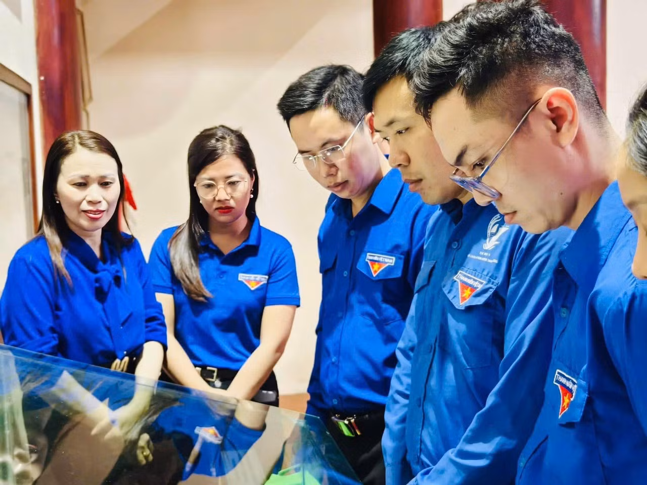 Chị Nga (ngoài cùng bên trái) hướng dẫn du khách đến Khu tưởng niệm anh Lý Tự Trọng.