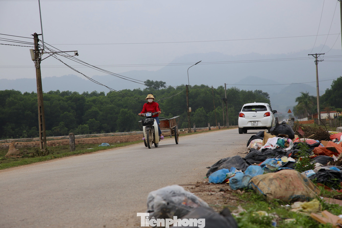 Rác không được đưa đi xử lý thường xuyên khiến ùn ứ, tràn ra mặt đường.