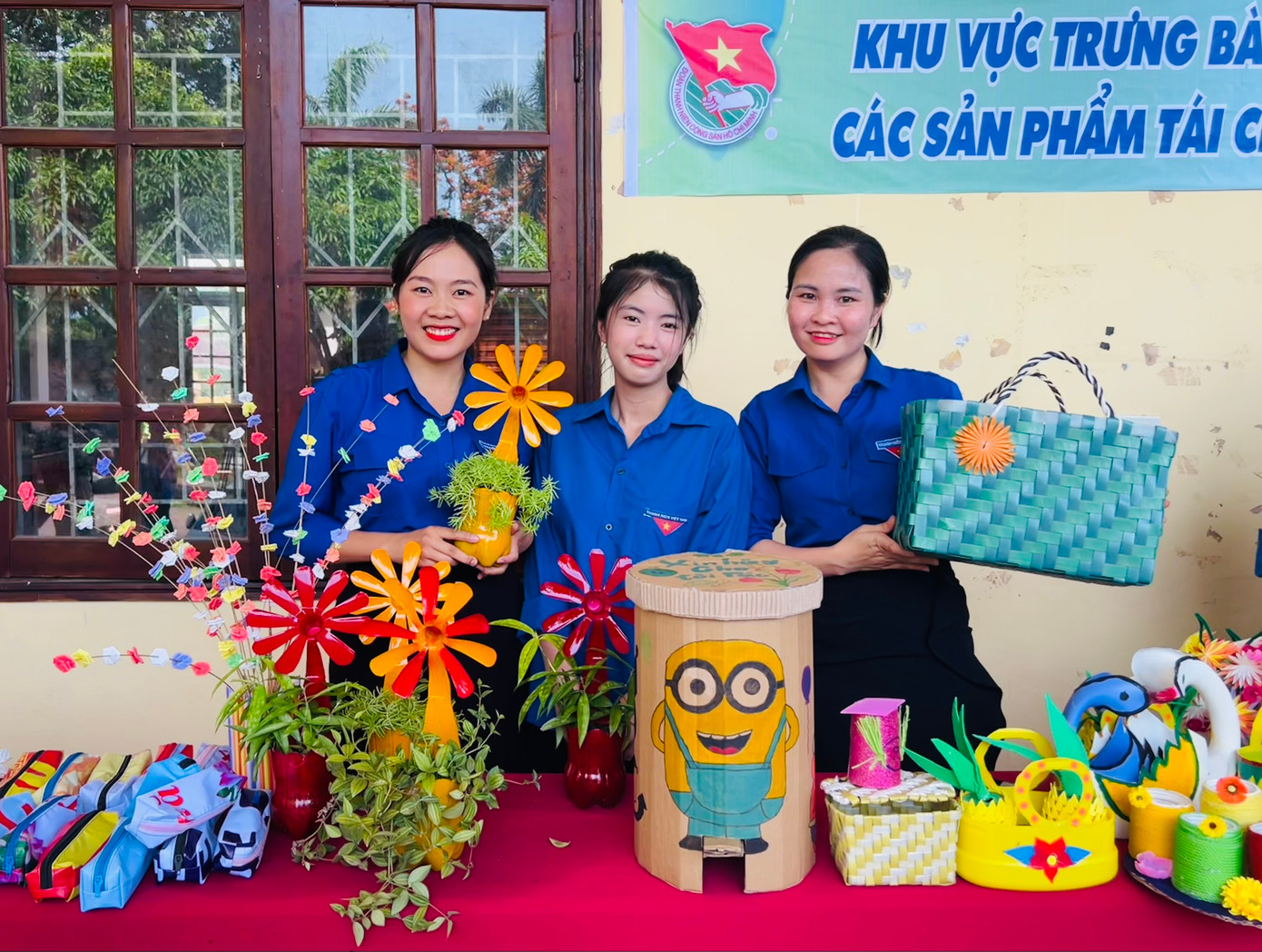 Những hoạt động của tuổi trẻ Hà Tĩnh nhằm hướng đến bảo vệ môi trường như tái chế các sản phẩm và đổi rác lấy quà đã tạo ra sản phẩm tiếp tục phục vụ cho cuộc sống. Những hoạt động của tuổi trẻ Hà Tĩnh nhằm hướng đến bảo vệ môi trường như tái chế các sản phẩm và đổi rác lấy quà đã tạo ra sản phẩm tiếp tục phục vụ cho cuộc sống.