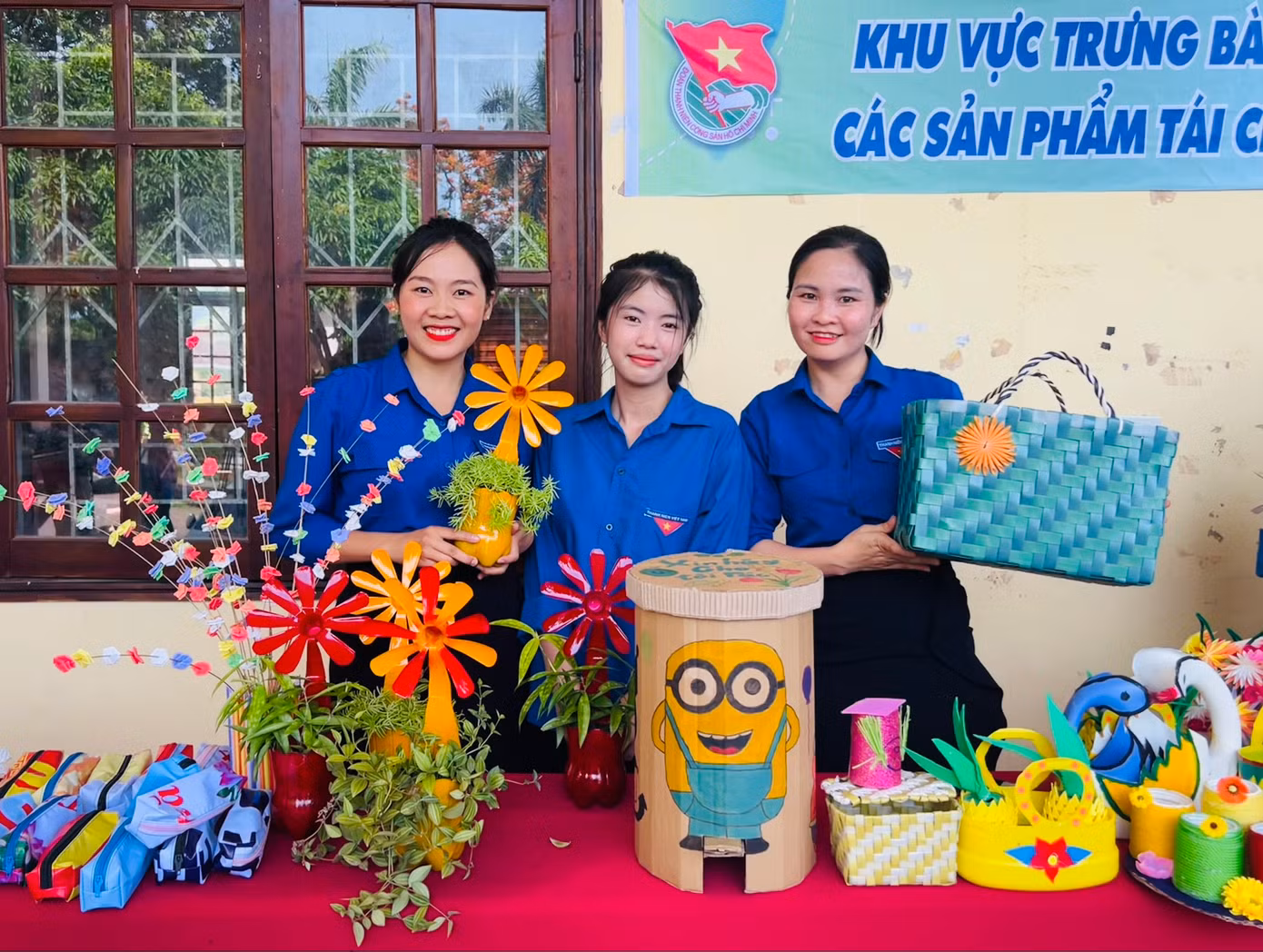 Những hoạt động của tuổi trẻ Hà Tĩnh nhằm hướng đến bảo vệ môi trường như tái chế các sản phẩm và đổi rác lấy quà đã tạo ra sản phẩm tiếp tục phục vụ cho cuộc sống.