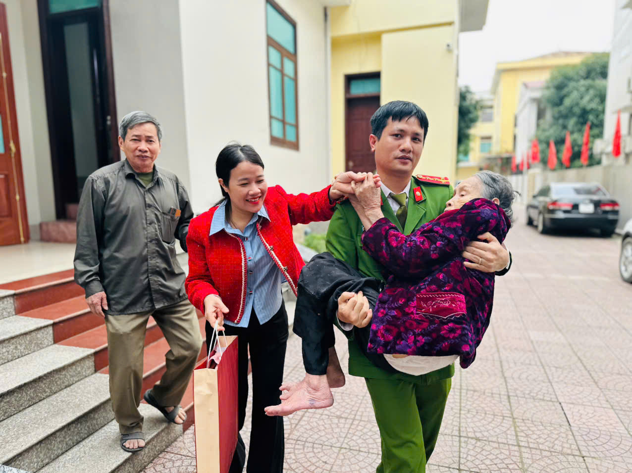 Nhiều mẹ được cán bộ công an hỗ trợ đưa đến điểm thu mẫu ADN.