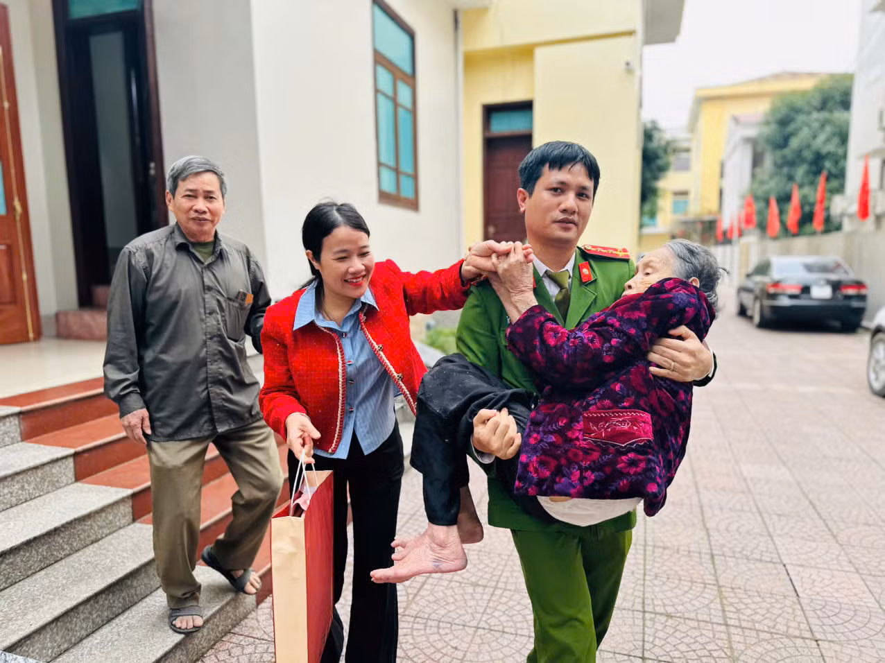 Nhiều mẹ được cán bộ công an hỗ trợ đưa đến điểm thu mẫu ADN.