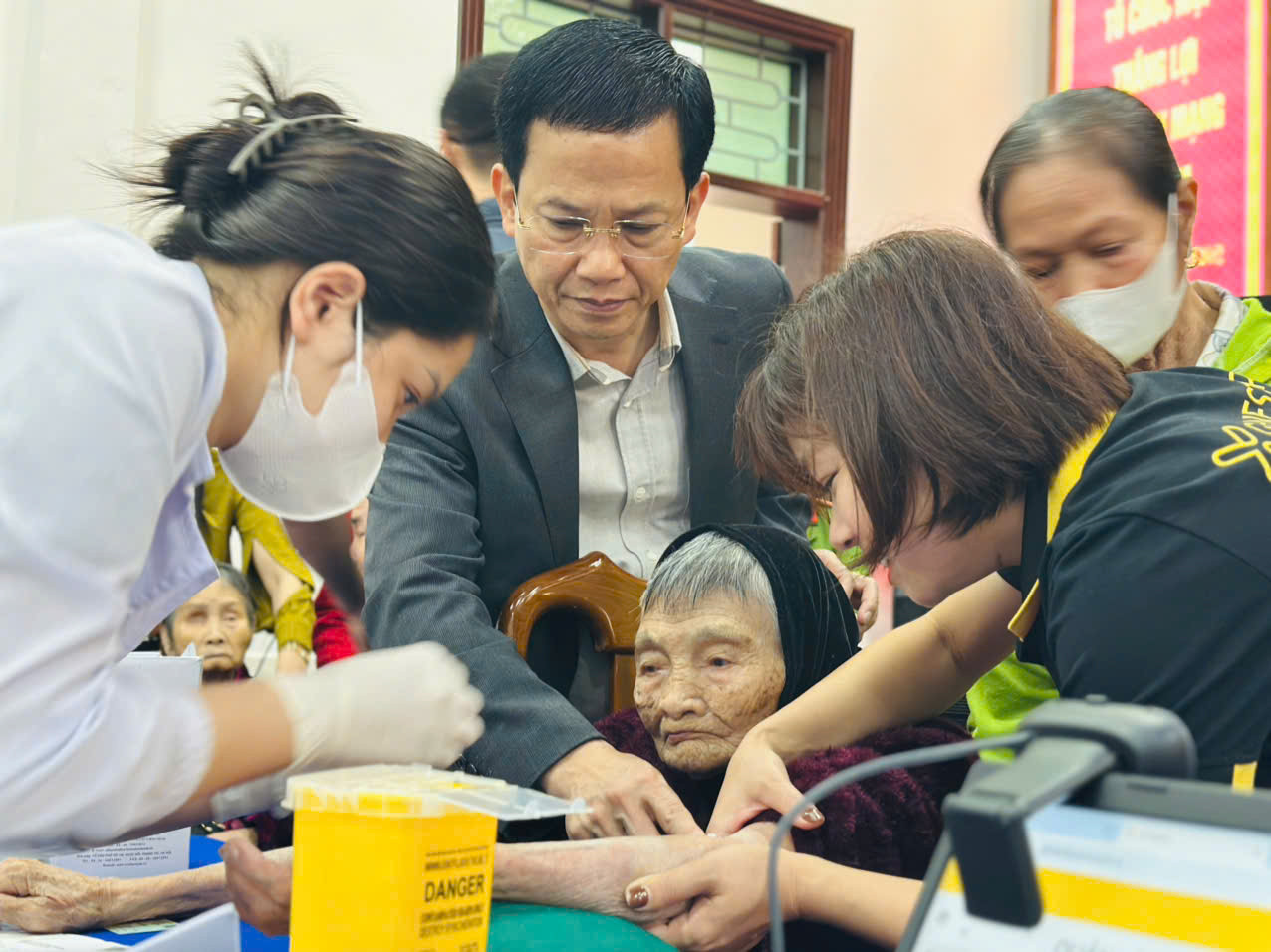 Cơ quan chức năng thu thập mẫu máu của mẹ liệt sỹ.