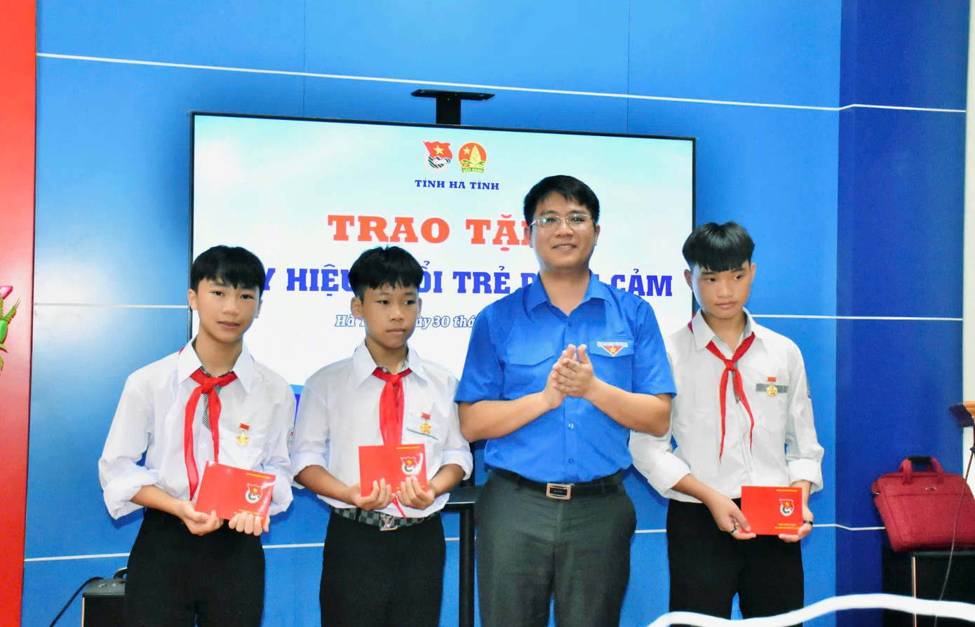 Trao tặng Huy hiệu "Tuổi trẻ dũng cảm" cho 3 đội viên cứu sống 2 em nhỏ đuối nước. Trao tặng Huy hiệu "Tuổi trẻ dũng cảm" cho 3 đội viên cứu sống 2 em nhỏ đuối nước.