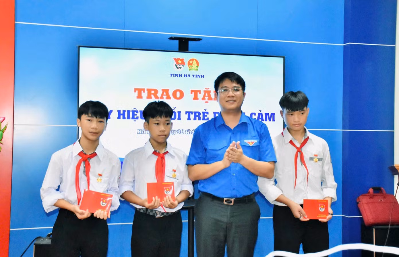 Trao tặng Huy hiệu "Tuổi trẻ dũng cảm" cho 3 đội viên cứu sống 2 em nhỏ đuối nước.