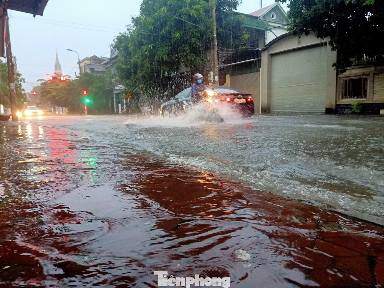 Đường Phan Đình Phùng giao Nguyễn Trung Thiên bị ngập nặng, nước vào nhà dân.