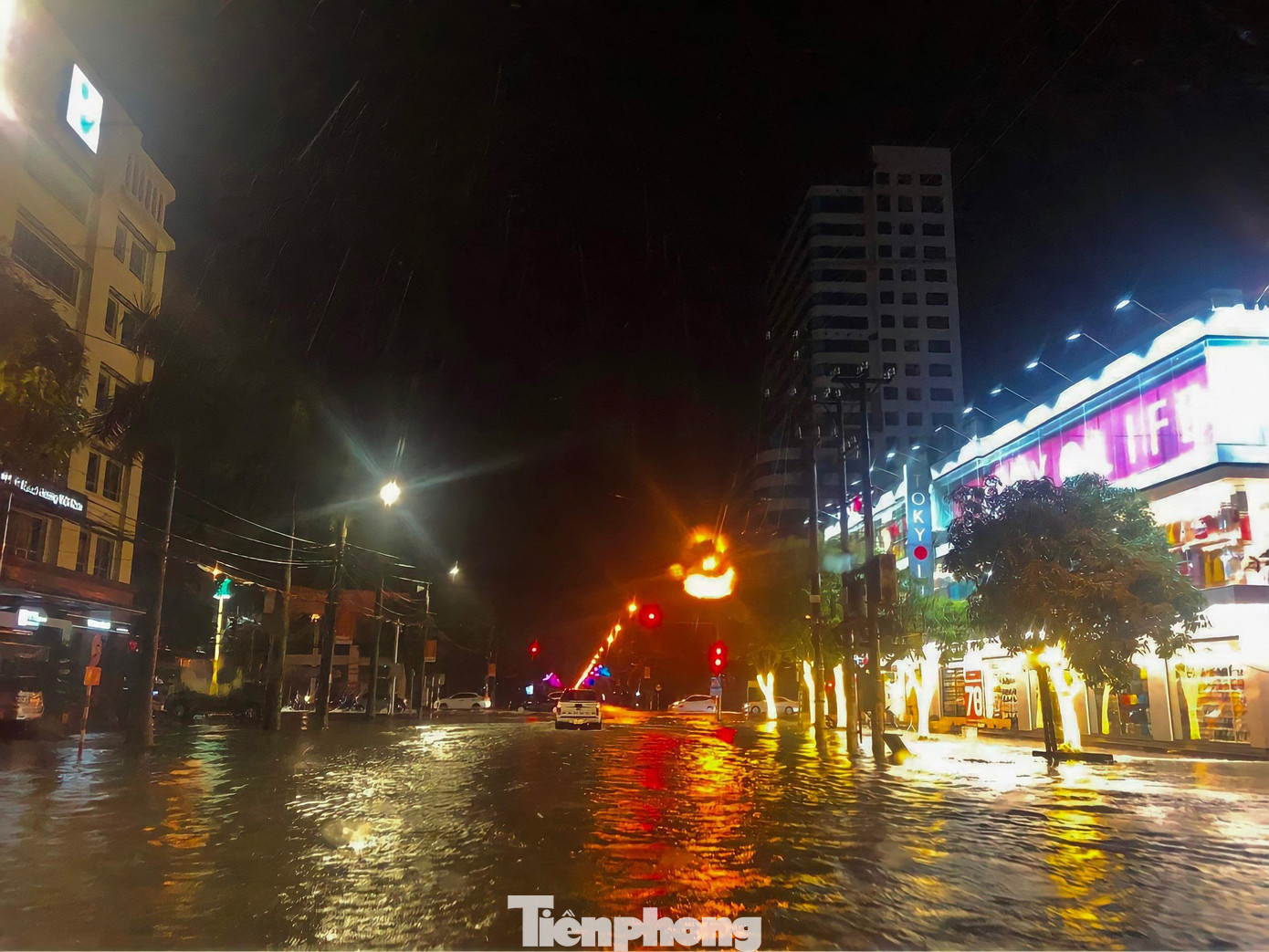 Tại khu vực đường Nguyễn Thị Minh Khai đường đã “biến thành sông” sau trận mưa lớn kéo dài. Nhiều gia đình sống bên đường phải dùng các đồ vật để ngăn nước tràn vào nhà. Tại khu vực đường Nguyễn Thị Minh Khai đường đã “biến thành sông” sau trận mưa lớn kéo dài. Nhiều gia đình sống bên đường phải dùng các đồ vật để ngăn nước tràn vào nhà.