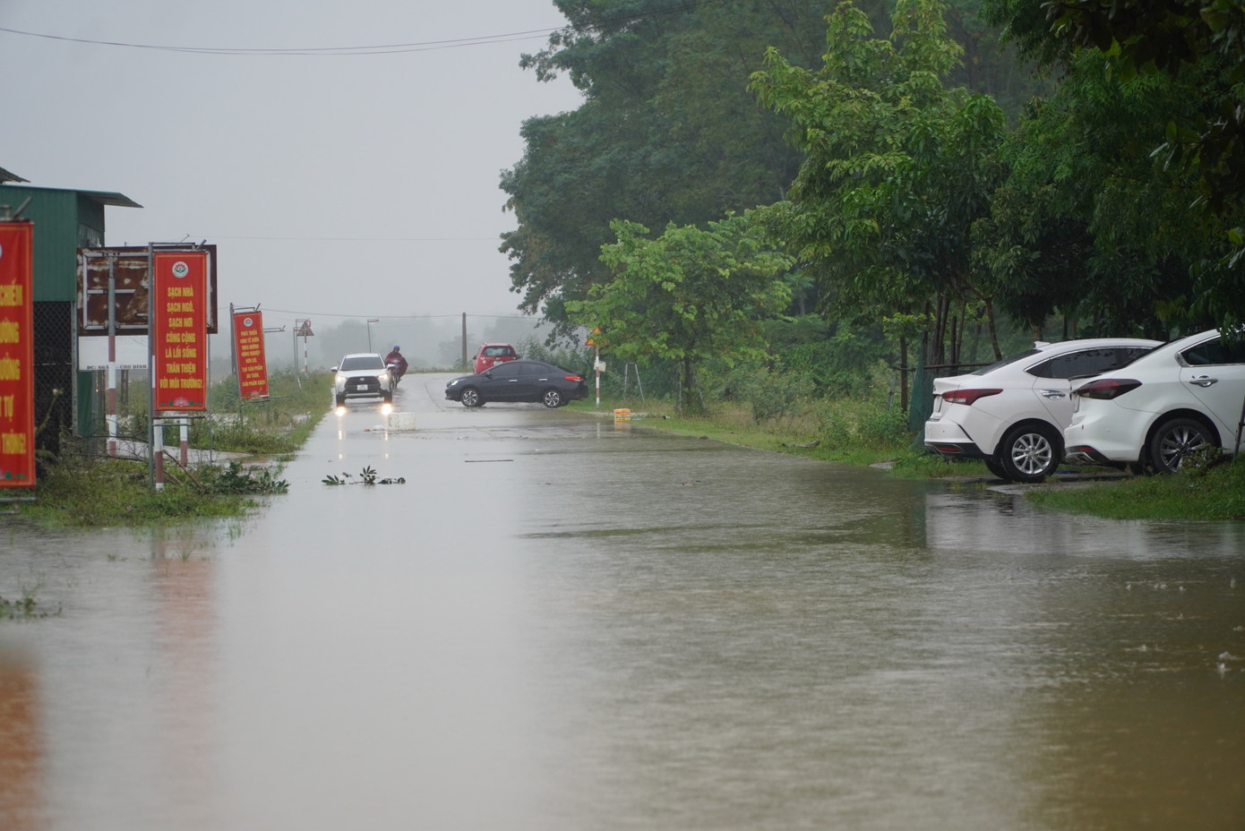 Nhiều xe ô tô phải quay đầu khi nhiều tuyến đường bị ngập sâu gây chia cắt.
