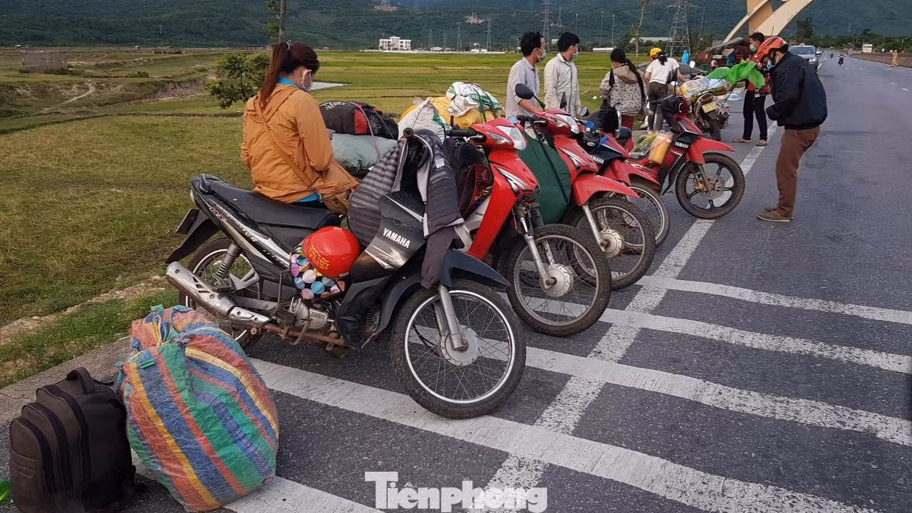 Người dân về quê phải vào khai báo y tế tại điểm chốt kiểm soát dịch ở Hà Tĩnh.