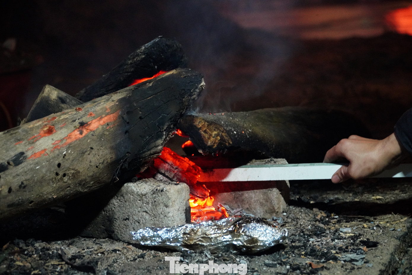 Chỉ còn 9 ngày nữa là đến Tết Nguyên đán Giáp Thìn, bất chấp thời tiết mưa lạnh, các tiểu thương buôn bán đào quất đã dựng lán, đốt lửa xuyên đêm để trông coi, chờ trời sáng phục vụ người dân mua sắm.