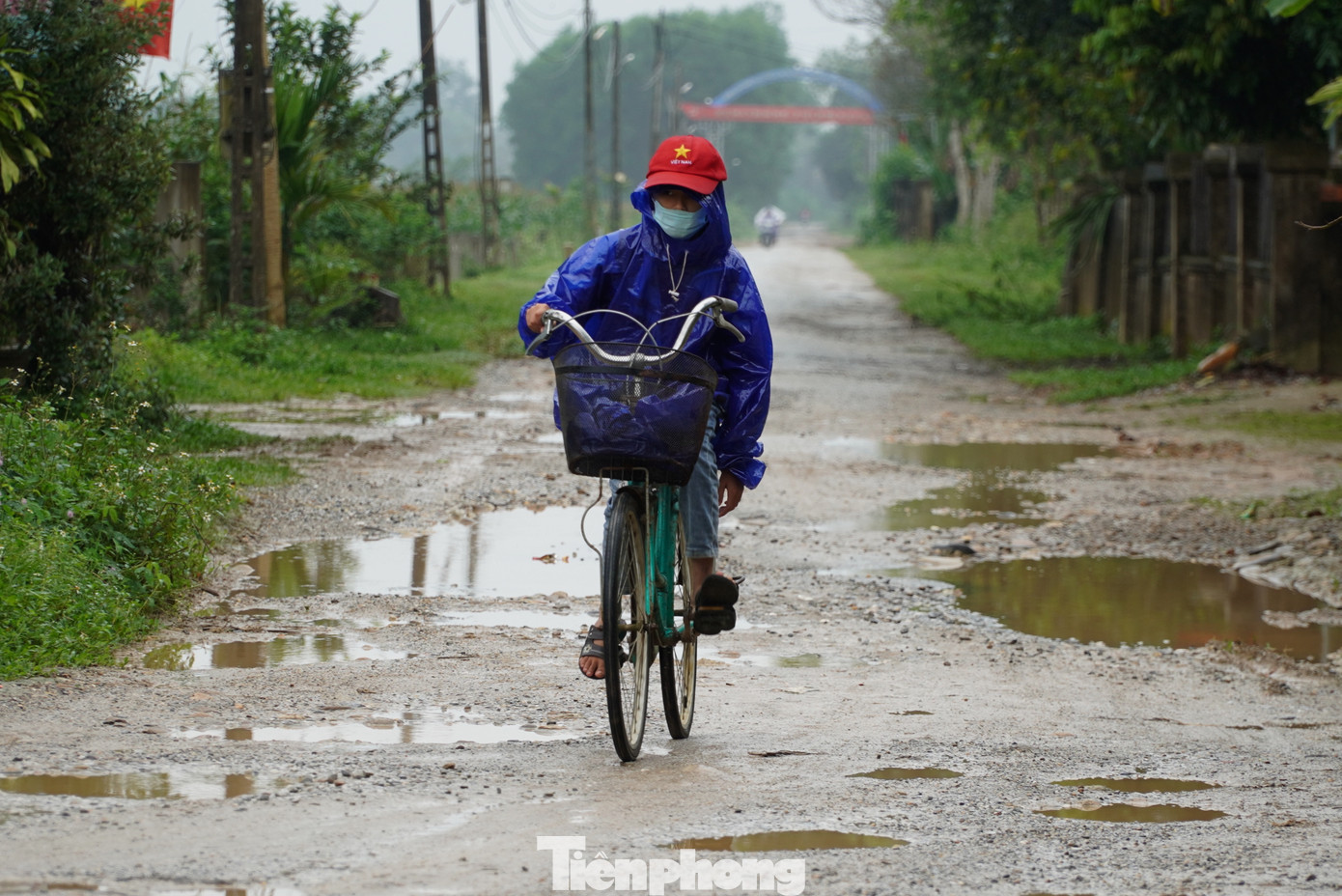 Nhiều em học sinh di chuyển trên tuyến đường khi đi học về.