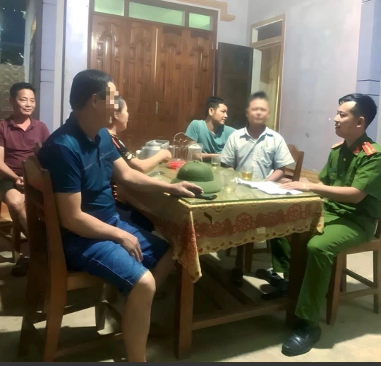 Công an xã Sơn Tây đã có mặt kịp thời và tuyên truyền, giải thích nên ông C không bị rơi vào bẫy của đối tượng lừa đảo. (Ảnh: CAHT) Công an xã Sơn Tây đã có mặt kịp thời và tuyên truyền, giải thích nên ông C không bị rơi vào bẫy của đối tượng lừa đảo. (Ảnh: CAHT)