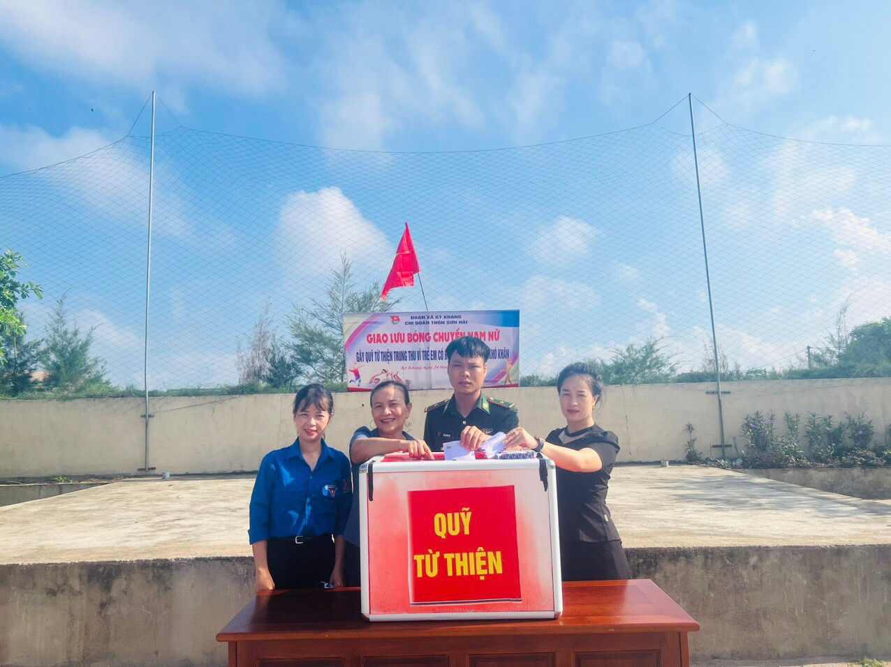 Ngoài tổ chức các chương trình hoạt động ý nghĩa còn huy động nguồn lực xã hội hoá trao tặng quà cho trẻ em có hoàn cảnh khó khăn.