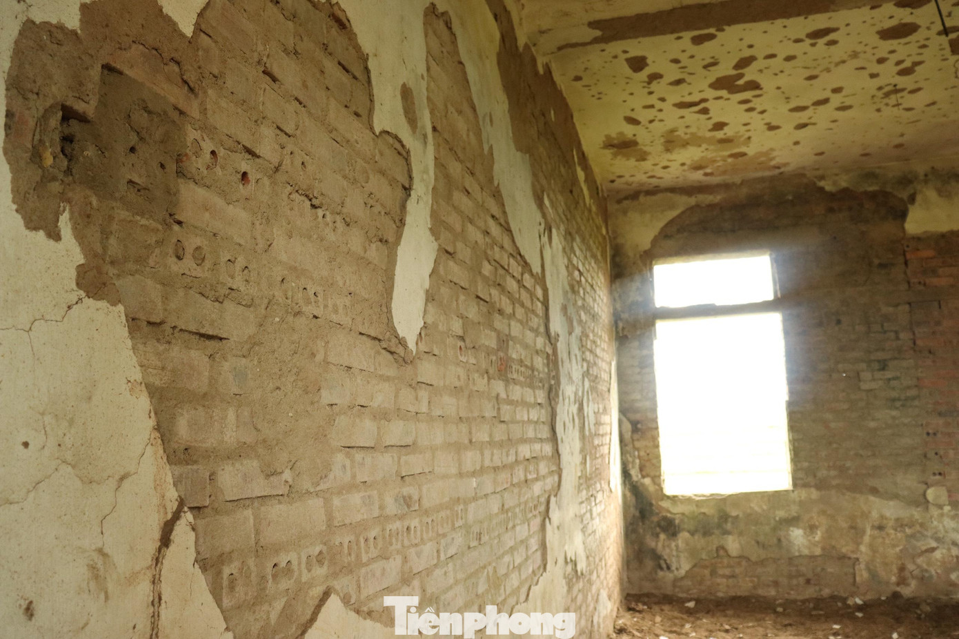 Tường nứt vỡ thành từng mảng. Hệ thống che chắn ở tầng 2 chỉ còn lõi sắt.