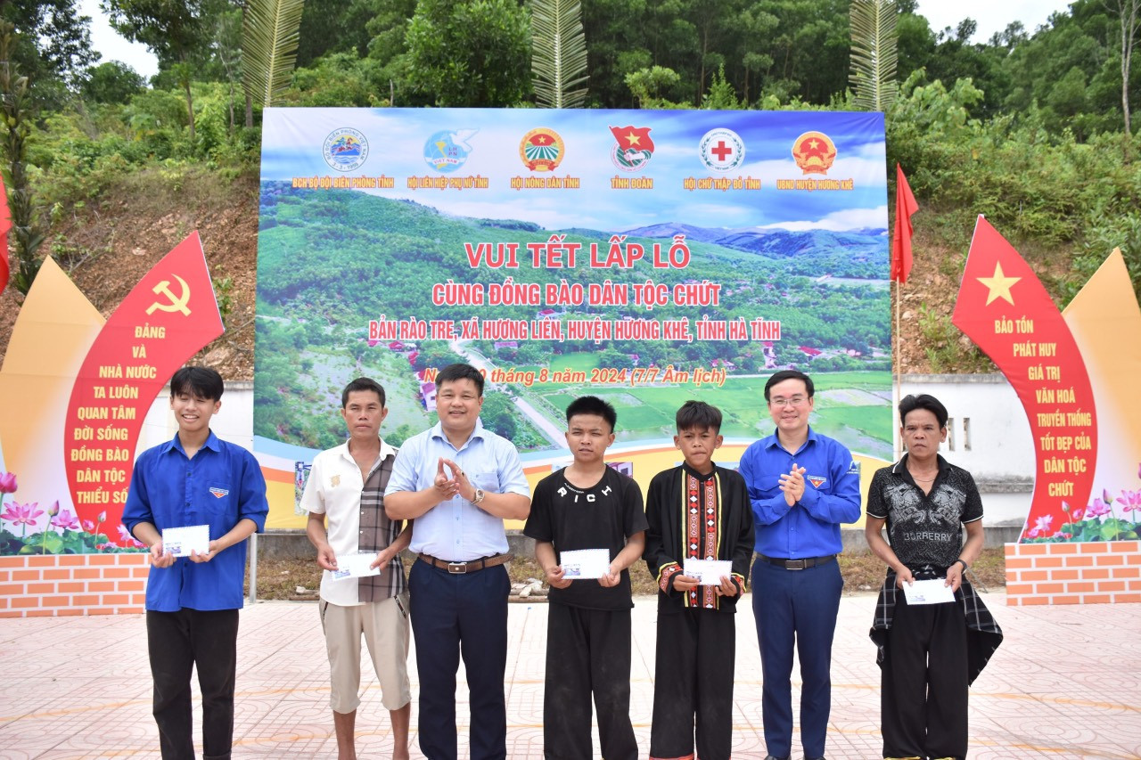 Hội LHTN Việt Nam tỉnh, Tỉnh Đoàn đã trao tặng “Phòng máy tính” cho các em học sinh Trường Tiểu học Hương Liên...