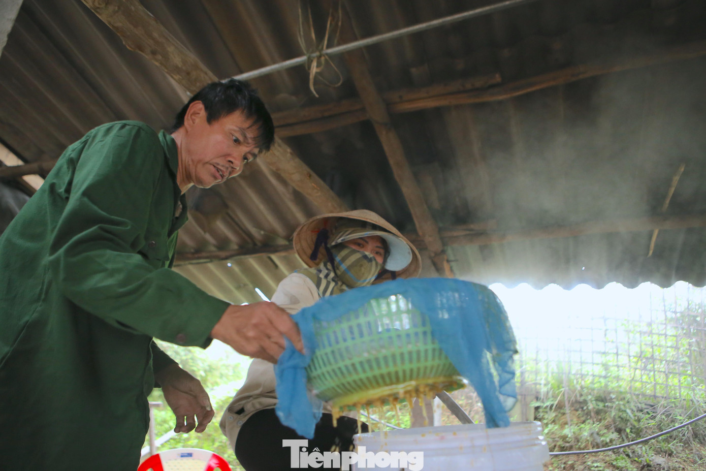 Trong quá trình nấu mật, người dân dùng chiếc vợt có lưới bằng vải màn vớt bọt, tạp chất cho đến khi mật đạt tiêu chuẩn sẽ ngừng đỏ lửa. Người dân cho biết, cứ 1 tấn mía ép tươi sau khi nấu thành phẩm được 1 tạ mật. Mật mía được bán với giá 55.000-60.000đồng/lít, giá cao hơn so với nhiều năm trước. Người nấu mật phải đảo liên tục, đều tay. Khi mật sôi, phải liền tay vớt váng bọt, để tránh mật trào ra ngoài sẽ có màu đen và mất thơm ngon. Khi nước mía chuyển qua sền sệt, có màu nâu vàng, công việc nấu mật mới hoàn tất. Người dân đổ những mẻ mật nấu thành phẩm ra thùng đựng. Mật chủ yếu được bán trong tỉnh, nhu cầu tiêu dùng rất lớn, làm đến đâu bán hết tới đó.