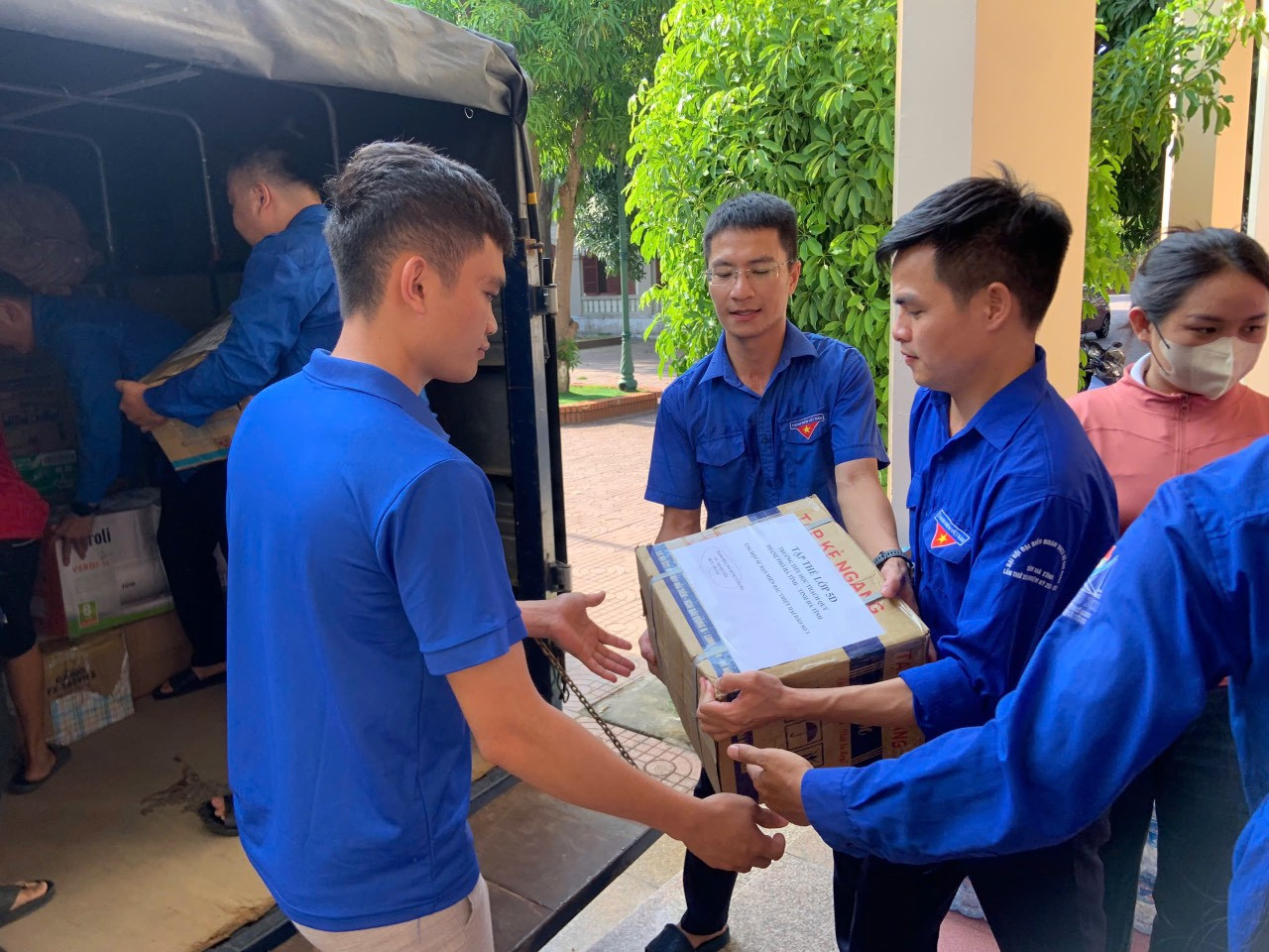 Lực lượng thanh niên vận chuyển hàng hóa lên xe hướng ra miền Bắc hỗ trợ người dân bị ảnh hưởng mưa lũ.