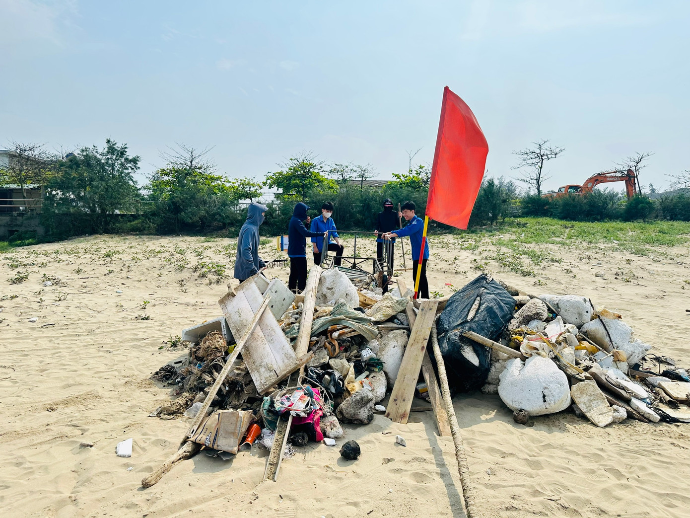 Chỉ trong một buổi thu gom, hàng trăm bao rác thải, đặc biệt là rác nhựa trôi dạt, đã được thu gom, xử lý đảm bảo môi trường. Chỉ trong một buổi thu gom, hàng trăm bao rác thải, đặc biệt là rác nhựa trôi dạt, đã được thu gom, xử lý đảm bảo môi trường.