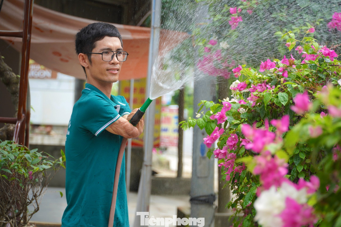 Sau hơn 1 năm điều trị ở bệnh viện Nhật Bản, anh Sỹ trở về nước vào tháng 6/2023 với đôi tay giả. Vẫn mong muốn theo ngành nông nghiệp, vợ chồng anh Sỹ bắt đầu ấp ủ ước mơ xây dựng mô hình cây cảnh sau biến cố “thập tử nhất sinh” ở xứ người.