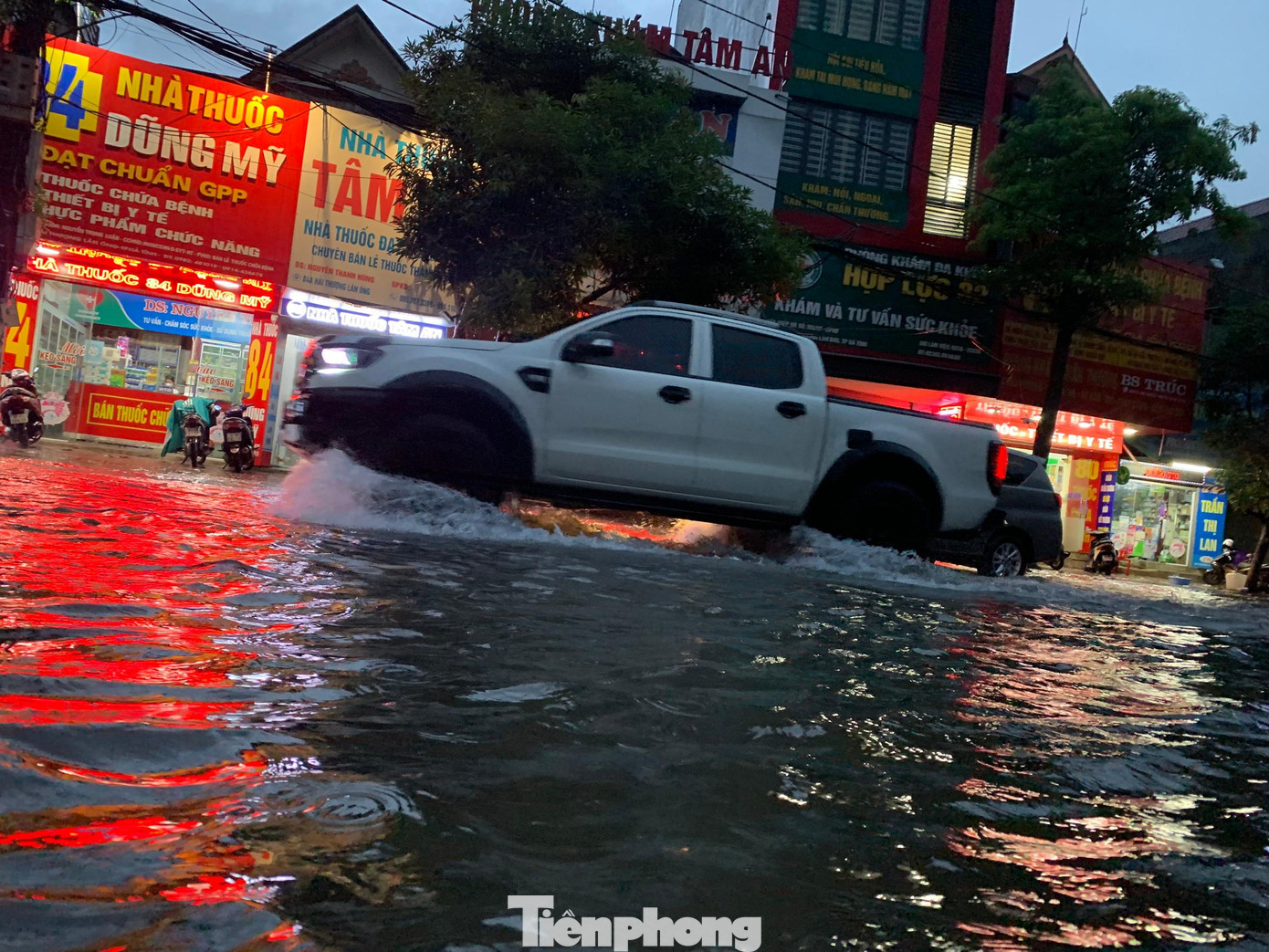 Tại đường Hải Thượng Lãn Ông nước ngập sâu, nhiều điểm trên 50cm.