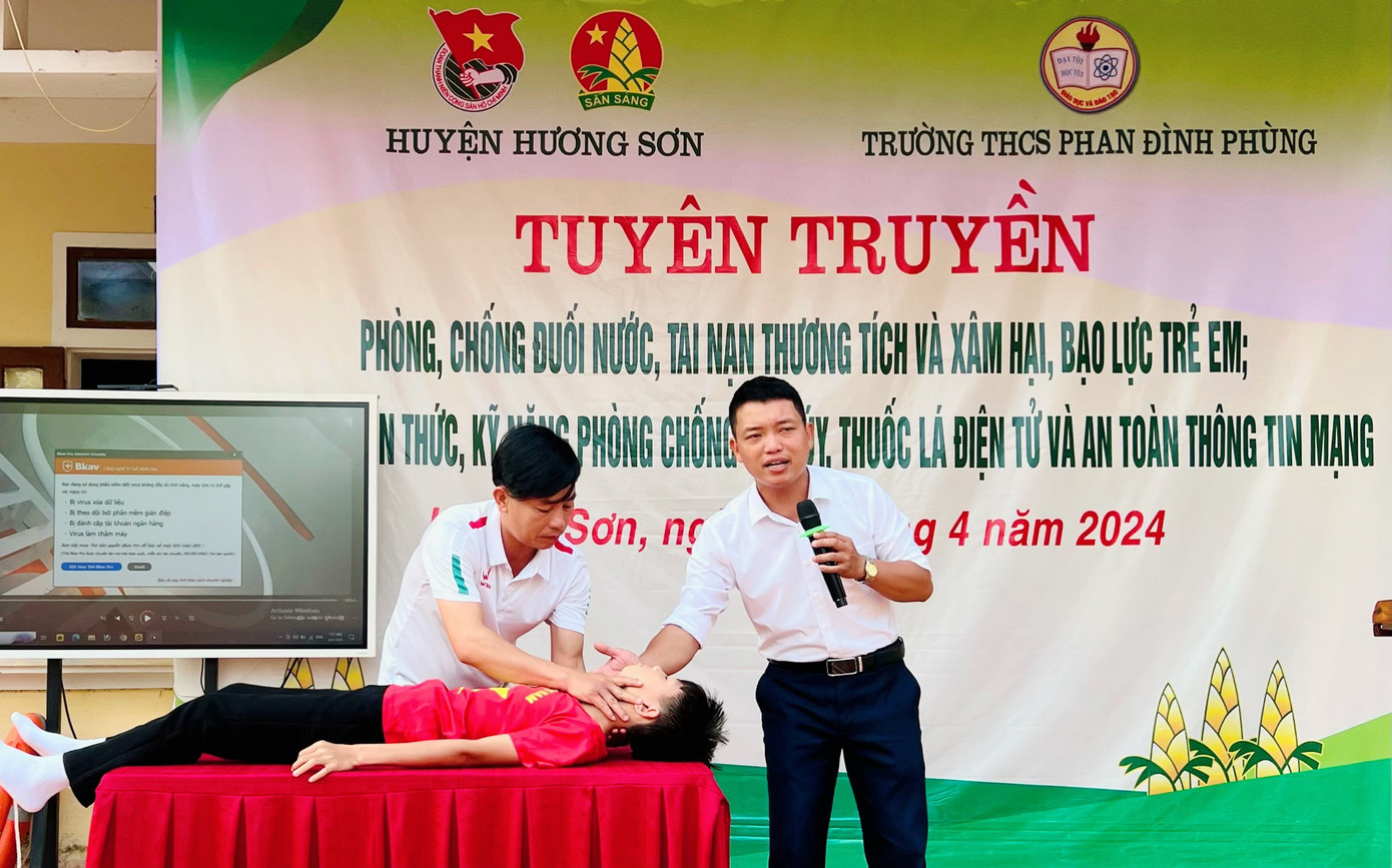 Thông qua buổi tuyên truyền, các em học sinh sẽ hiểu về các biện pháp cứu hộ cơ bản, như cách dùng phao cứu sinh và kỹ năng sơ cứu đơn giản, giúp tăng cường khả năng ứng phó của học sinh khi gặp tình huống khẩn cấp.