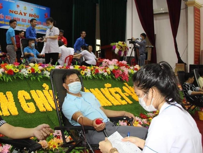 Thầy Nam trong một lần hiến máu tình nguyện. Thầy Nam trong một lần hiến máu tình nguyện.