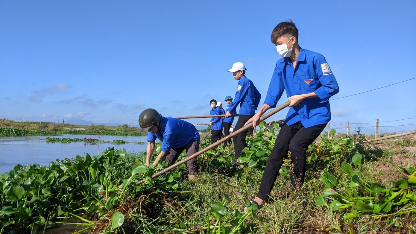 Lực lượng thanh niên dọn dẹp vệ sinh môi trường.