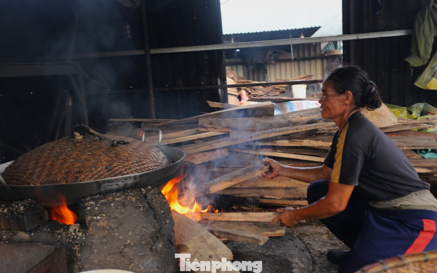 “Mỗi lần luộc đúng 15 phút, lửa phải đỏ rực. Hến bỏ thêm ít muối để tạo độ thơm, chắc thịt và dễ tách phần ruột và vỏ. Khi nước sôi, tay phải đảo liên tục để hến được chín đều. Nghề này rất cực, đòi hỏi phải người có sức mới làm được”, bà Nguyễn Thị Thuỷ (51 tuổi) nói. “Mỗi lần luộc đúng 15 phút, lửa phải đỏ rực. Hến bỏ thêm ít muối để tạo độ thơm, chắc thịt và dễ tách phần ruột và vỏ. Khi nước sôi, tay phải đảo liên tục để hến được chín đều. Nghề này rất cực, đòi hỏi phải người có sức mới làm được”, bà Nguyễn Thị Thuỷ (51 tuổi) nói.