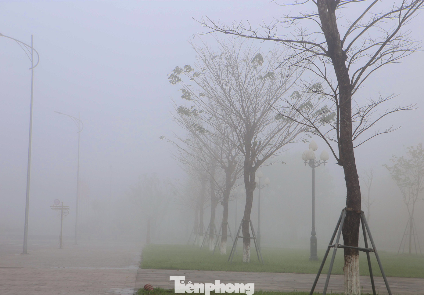 Một góc tại khu vực Quảng trường thành phố Hà Tĩnh chìm trong màn sương mù trắng xoá.