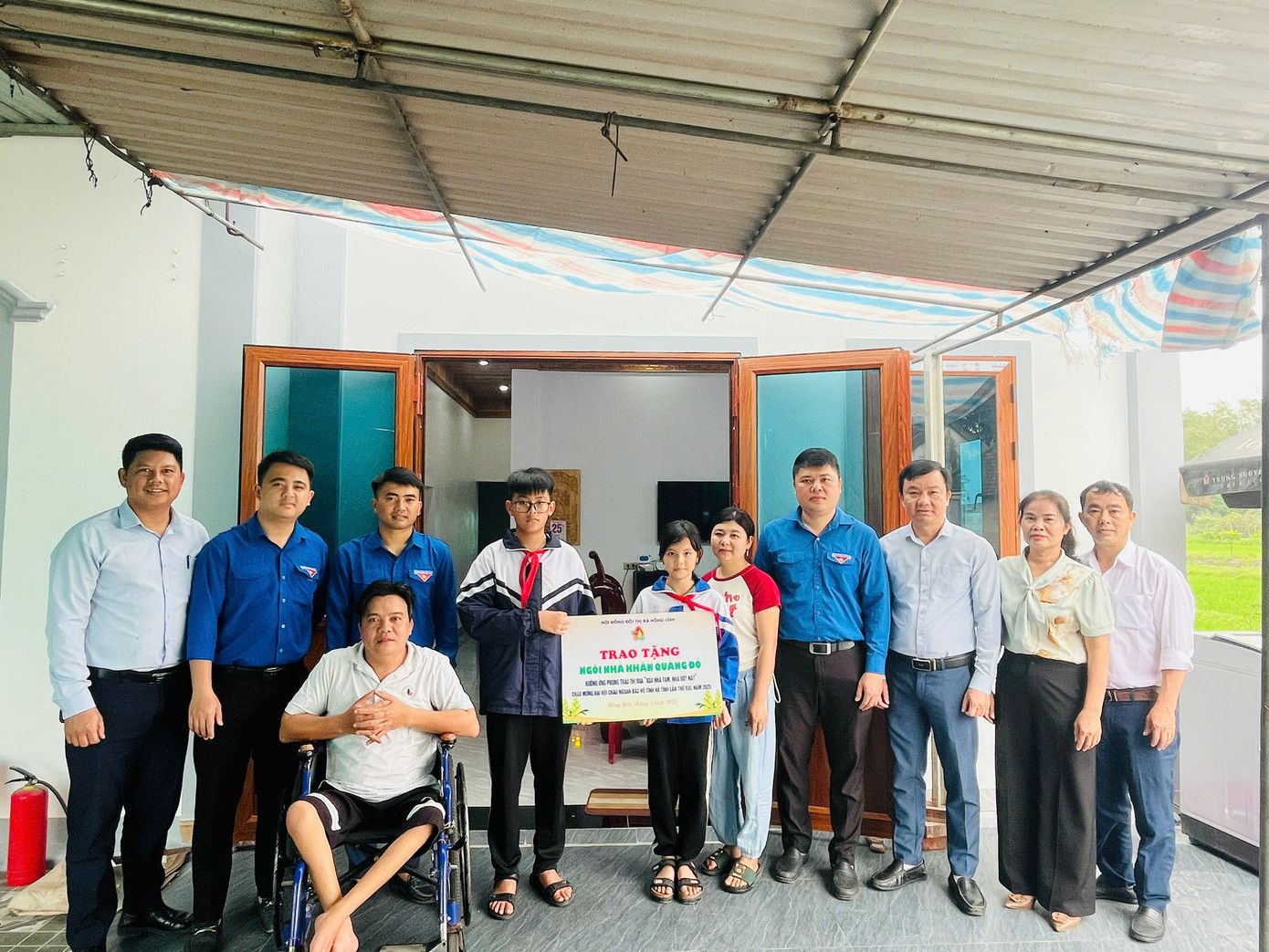 Những hoạt động thể hiện sự cống hiến, đóng góp của tuổi trẻ trong công cuộc xây dựng quê hương. Trong ảnh, Hội đồng Đội thị xã Hồng Lĩnh hỗ trợ 20 triệu đồng xây dựng “Ngôi nhà khăn quàng đỏ” cho gia đình em Phan Phạm Ngọc Hân (Học lớp 4B trường TH&amp;THCS Thuận Lộc).