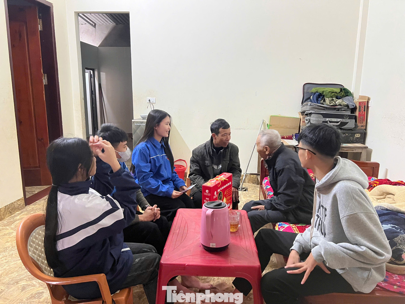 Cẩm Ly trong những lần tham gia hoạt động xã hội tại địa phương.