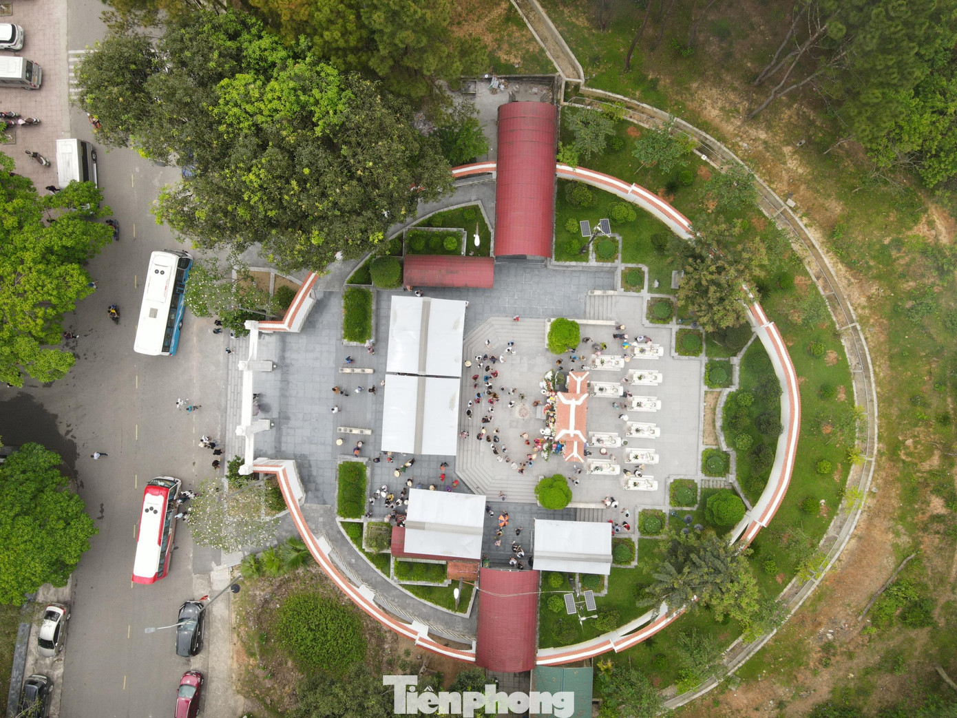 Ngã ba Đồng Lộc nằm trên đường Hồ Chí Minh, là giao điểm của quốc lộ 15A và tỉnh lộ 2 đoạn qua Hà Tĩnh. Vào những năm tháng Mỹ bắn phá miền Bắc, Ngã ba Đồng Lộc là mạch máu giao thông để hậu phương chi viện sức người, sức của cho miền Nam. Ngã ba Đồng Lộc nằm trên đường Hồ Chí Minh, là giao điểm của quốc lộ 15A và tỉnh lộ 2 đoạn qua Hà Tĩnh. Vào những năm tháng Mỹ bắn phá miền Bắc, Ngã ba Đồng Lộc là mạch máu giao thông để hậu phương chi viện sức người, sức của cho miền Nam.