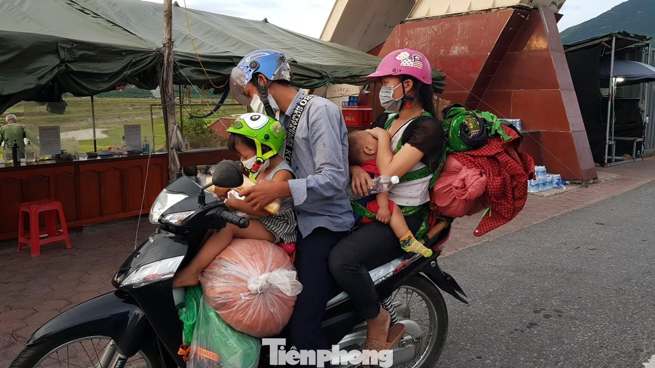 Nhiều người chở theo vợ, con về quê bằng xe máy vào khai báo tại điểm chốt thị xã Kỳ Anh (Hà Tĩnh). Nhiều người chở theo vợ, con về quê bằng xe máy vào khai báo tại điểm chốt thị xã Kỳ Anh (Hà Tĩnh).