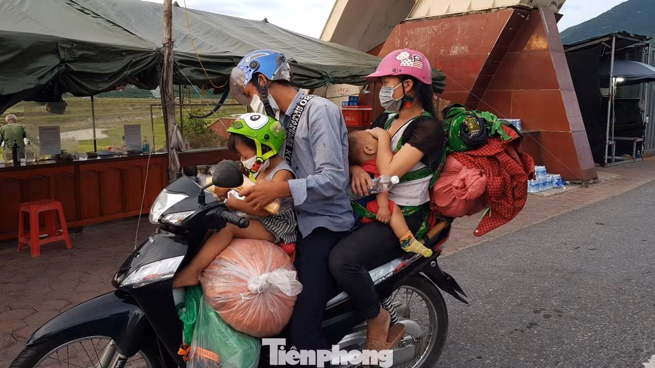 Nhiều người chở theo vợ, con về quê bằng xe máy vào khai báo tại điểm chốt thị xã Kỳ Anh (Hà Tĩnh).
