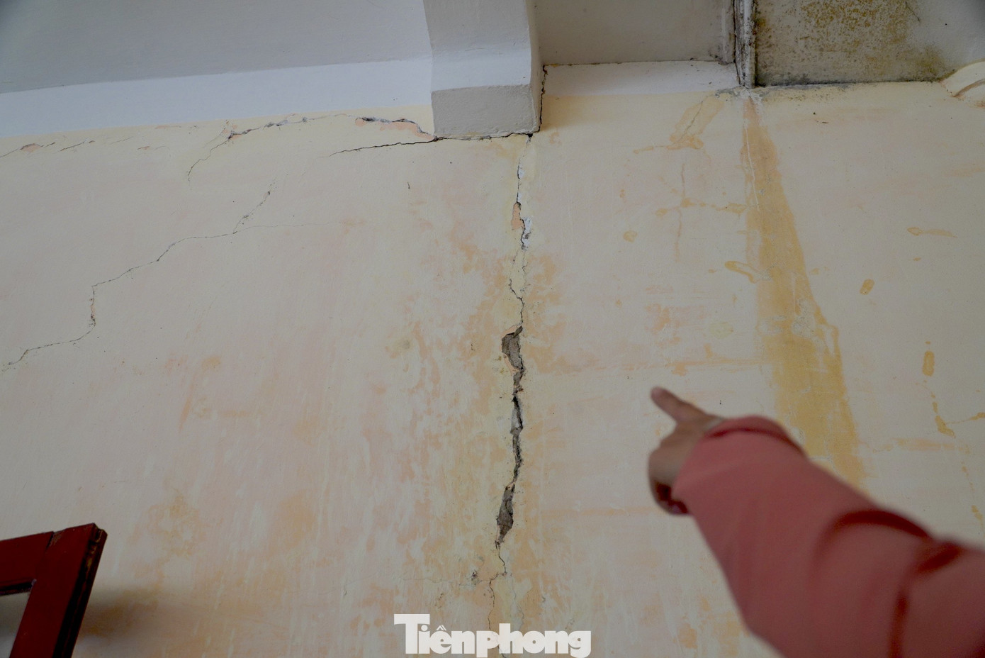 Không chỉ phần mái mà tại vị trí tường đã xuất hiện nhiều vết nứt lớn. Trong ảnh vết nứt tại phòng ngủ của trẻ. Không chỉ phần mái mà tại vị trí tường đã xuất hiện nhiều vết nứt lớn. Trong ảnh vết nứt tại phòng ngủ của trẻ.