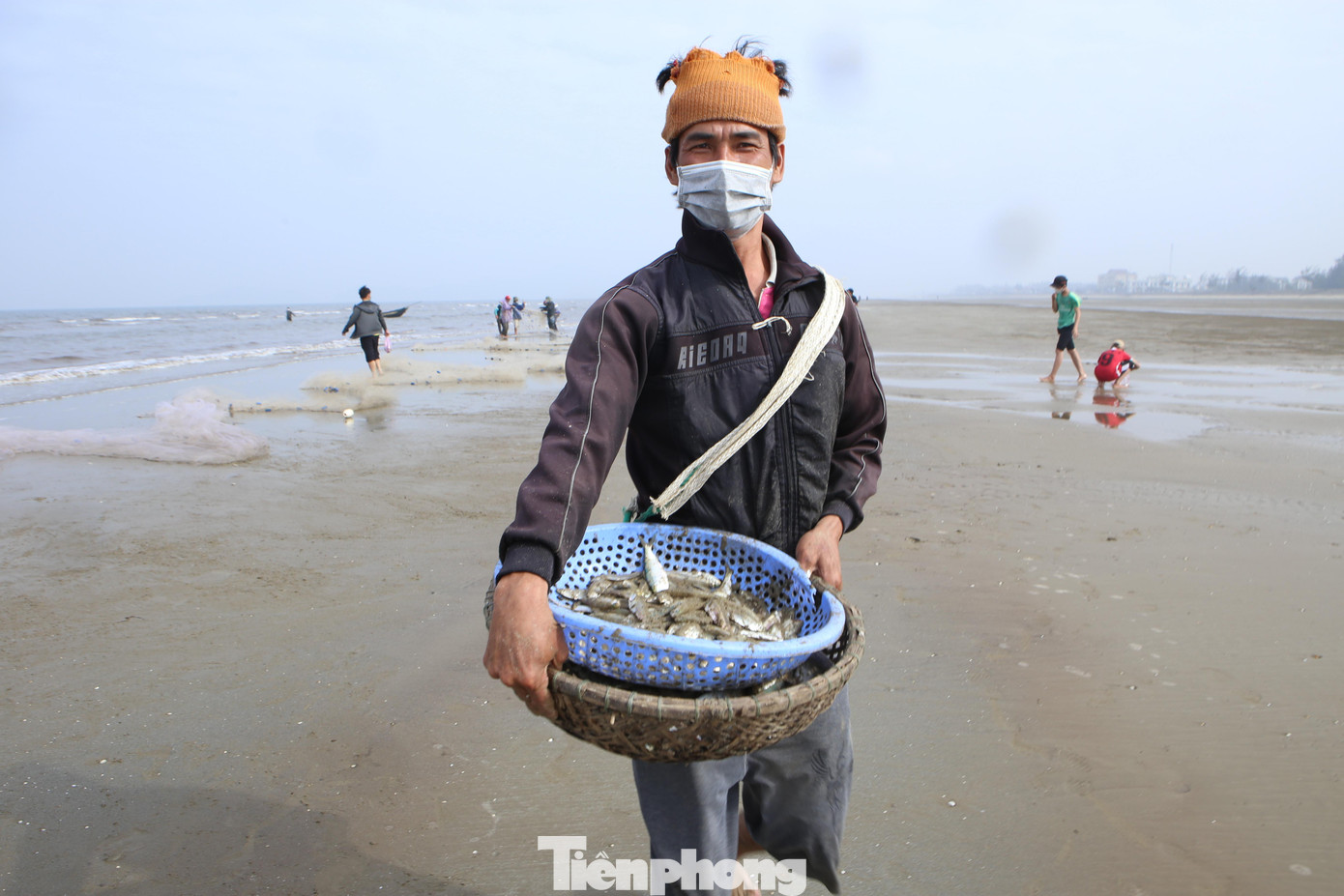 Anh Phan Văn Diễn (trú Thịnh Lộc) cho biết, cá đù được bán với giá từ 100 - 120 ngàn đồng/kg. Cũng có những loại cá to hơn bán gần 200 ngàn đồng/kg. Những ngày này, tranh thủ trời nắng ráo, anh cùng bạn lưới ra khơi bắt cá, vì đợt này trúng đậm nên bình quân thu về từ 2-3 triệu đồng/ngày/người.