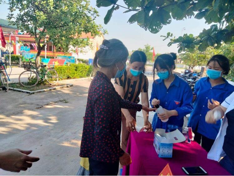 Cùng chung niềm vui với người dân đi bỏ phiếu, tuổi trẻ Hà Tĩnh đã cùng tham gia hỗ trợ tại các điểm bầu cử.